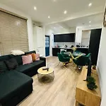 London 2 Bedroom Garden Flat! 1 Min From Station!