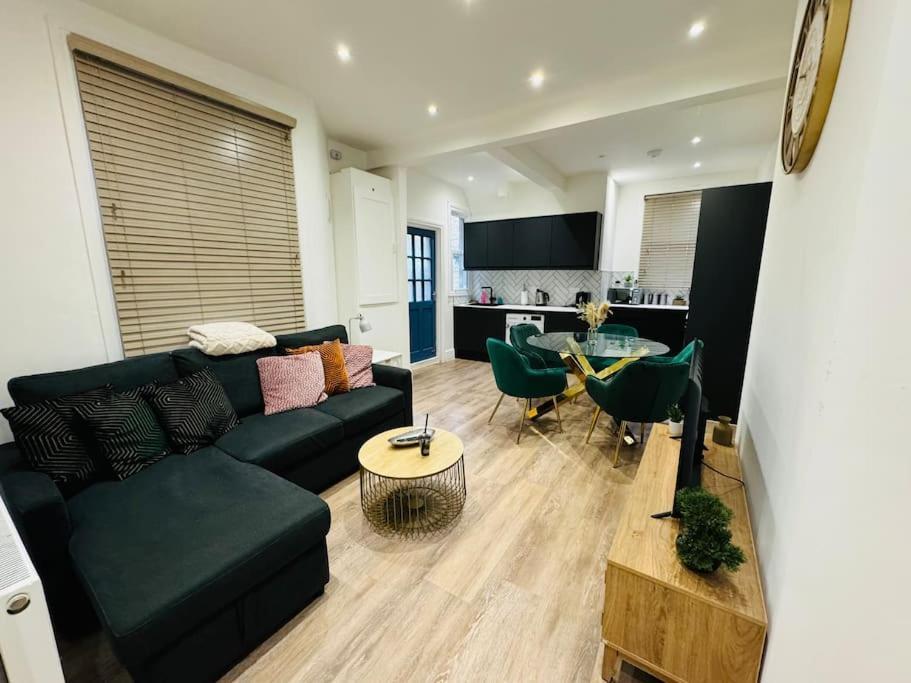 2 Bedroom Garden Flat! 1 Min From Station! * London