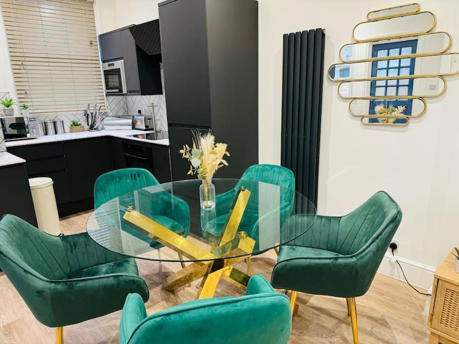 2 Bedroom Garden Flat! 1 Min From Station! Apartment