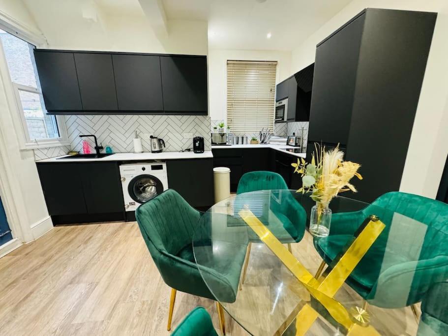 Apartment 2 Bedroom Garden Flat! 1 Min From Station! London