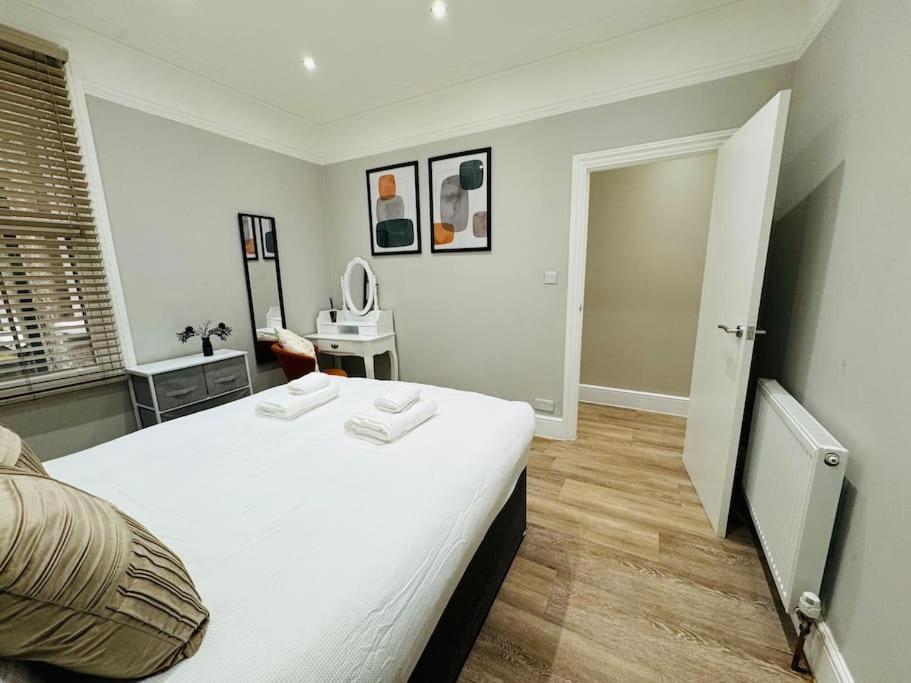 2 Bedroom Garden Flat! 1 Min From Station! London