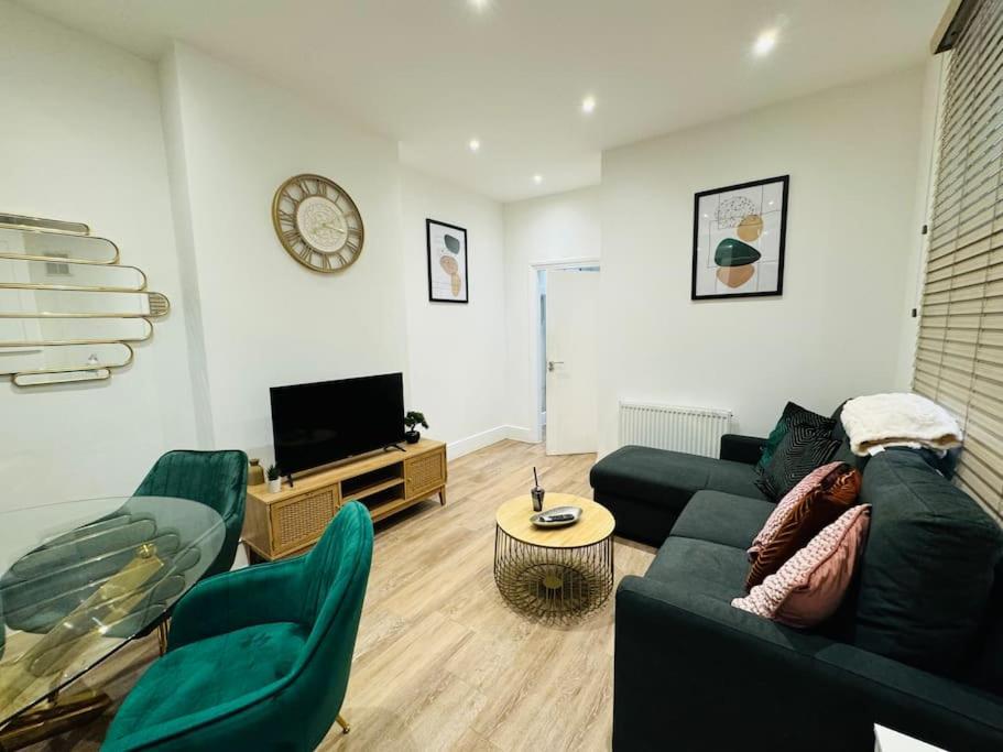 2 Bedroom Garden Flat! 1 Min From Station!