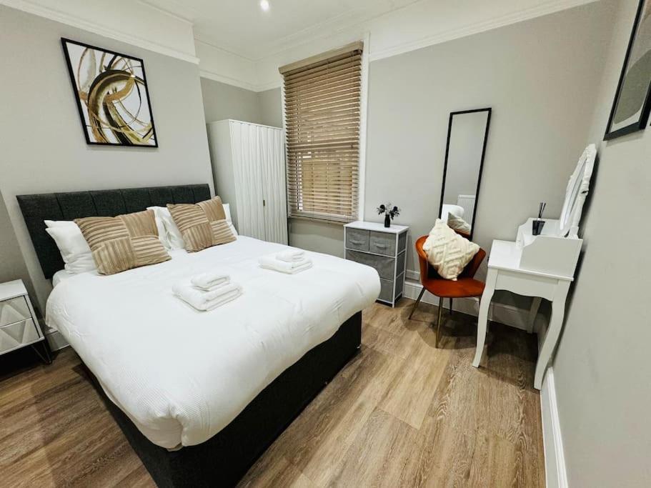2 Bedroom Garden Flat! 1 Min From Station! Apartment London