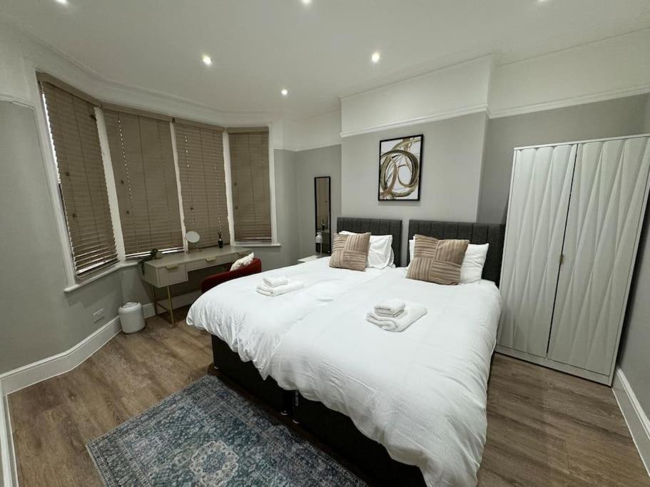 2 Bedroom Garden Flat! 1 Min From Station!