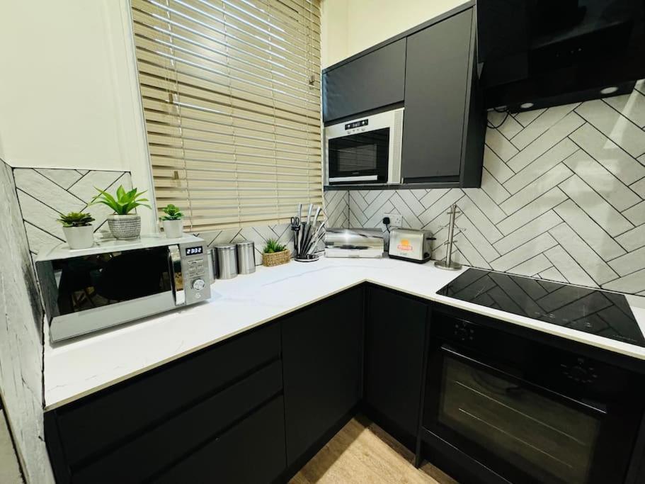 Apartment 2 Bedroom Garden Flat! 1 Min From Station!