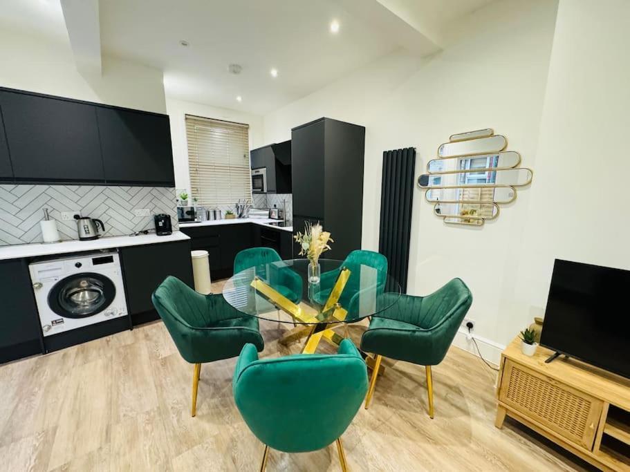 2 Bedroom Garden Flat! 1 Min From Station! Apartment